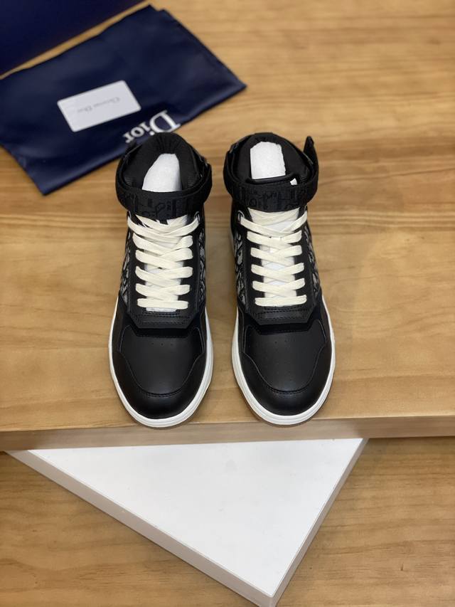 售 价: 商品商标：Dior* 迪奥* 高帮休闲鞋 正码码数: 38-44 可订做45.46 商品材料：鞋面进口牛皮拼接原版布料，透气内里，原版大底。 编 号：